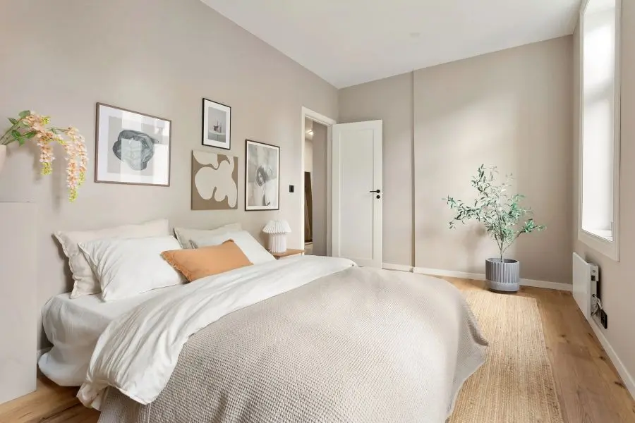 Calm hotel-look bedroom styling